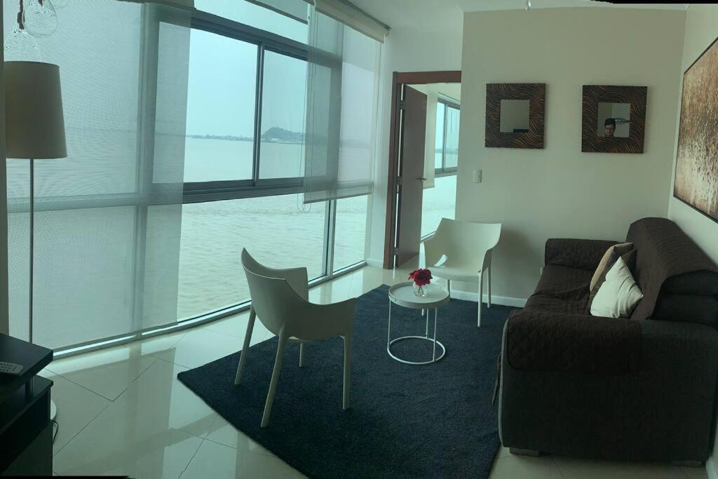 Apartamento Vista Al Rio Puerto Santana Riverfront 1 Гуаякуил Екстериор снимка