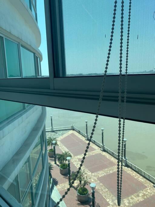 Apartamento Vista Al Rio Puerto Santana Riverfront 1 Гуаякуил Екстериор снимка